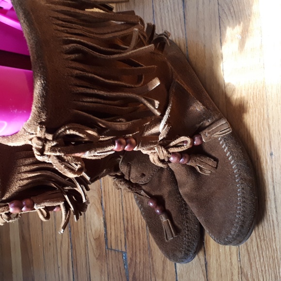 Minnetonka Moccasins Woodstock Chestnut Boots - Picture 2 of 11